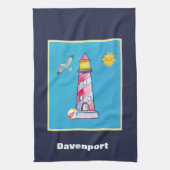 レッドウォーストライプのターカラーライトハウスパーソナライズされた キッチンタオル (縦)