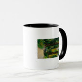 レッドウッズの巨大な森の中を自動車で移動 マグカップ (正面右)