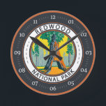 レッドウッドナショナルパークシャンデリアツリーバッジ ラウンド壁時計<br><div class="desc">レッドウッドのベクトルアートワークデザイン。広大な保護大草原、オークの林地、野生の川、険しい海岸線の40マイル。</div>