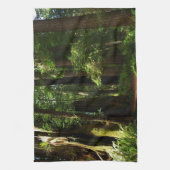 レッドウッド国立公園のレッドウッズとシダ キッチンタオル (縦)