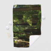 レッドウッド国立公園のレッドウッズとシダ ゴルフタオル (インサイチュ)