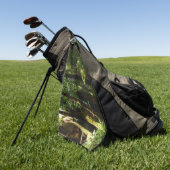 レッドウッド国立公園のレッドウッズとシダ ゴルフタオル (グリーン)