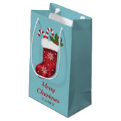 レッドクリスマスストッキングオンブルーウィズカスタム文字 スモールペーパーバッグ (裏面アングル)