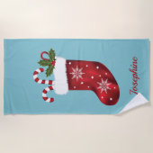 レッドクリスマスストッキングオンブルーウィズカスタム文字 ビーチタオル (正面)