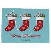 レッドクリスマスストッキングオンブルーウィズカスタム文字 ラージペーパーバッグ (裏面)