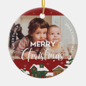 レッドクリスマスビレッジカスタムファミリーフォトキープサケ セラミックオーナメント (正面)