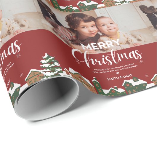 レッドクリスマスビレッジファミリーフォトカスタムホリデー ラッピングペーパー (ロールコーナー)