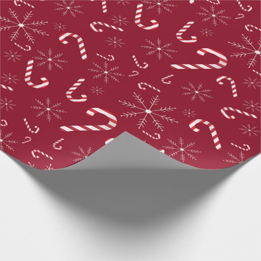 レッドクリスマスホリデーキャンディケーンスノーフレークモダン ラッピングペーパー (角)