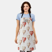 レッドクリームハートバルーンブライダルシャワー エプロン (着用した状態)