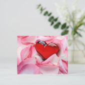 レッドグラスハートバラ花びら ポストカード (スタンド正面)