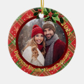 レッドグリーンスターズプレイド | 当社の初めてのクリスマス写真 セラミックオーナメント (正面)