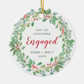 レッドグリーンリース私たちの初めてのクリスマス 婚約した セラミックオーナメント (正面)