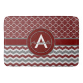 レッドグレーシェブロンクローバー バスマット (正面)