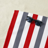 レッドグレーホワイトカバナストライプファミリーネームモノグラム ビーチタオル (インサイチュ)