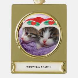 レッドサンタハッツファミリー名を着たホリデーキッチンズ ゴールドプレートバナーオーナメント