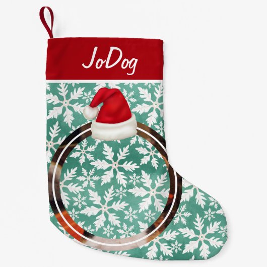 レッドサンタハットグリーンの雪片でペット写真 スモールクリスマスストッキング (正面)