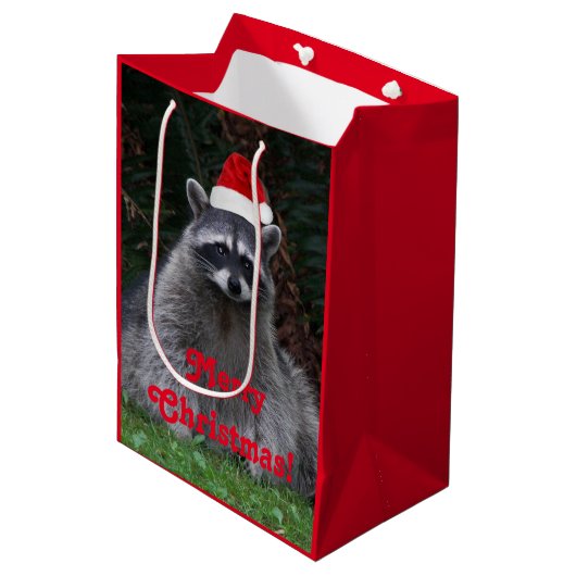 レッドサンタハットホリデーを着た可愛いアライグマ ミディアムペーパーバッグ (正面アングル)