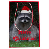 レッドサンタハットホリデーを着た可愛いアライグマ ミディアムペーパーバッグ (正面)