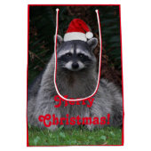 レッドサンタハットホリデーを着た可愛いアライグマ ミディアムペーパーバッグ (裏面)