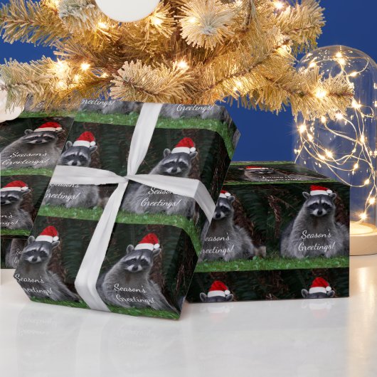 レッドサンタハットホリデーを着た可愛いアライグマ ラッピングペーパー (クリスマス)