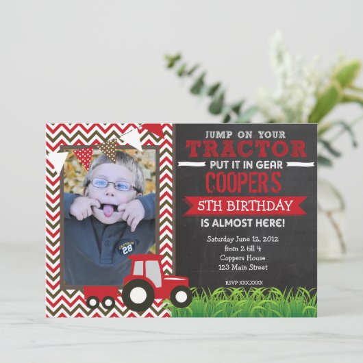 レッドシェブロンのトラクター誕生日パーティーの招待 招待状 (スタンド正面)