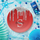 レッドシモダンルバーグリッタードリップスモノグラム ペーパープレート (パーティー)