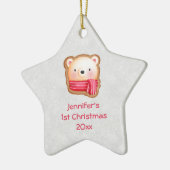 レッドスカーフの可愛いクマ顔1stクリスマス セラミックオーナメント (左)