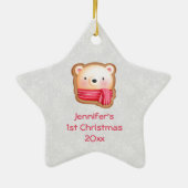 レッドスカーフの可愛いクマ顔1stクリスマス セラミックオーナメント (裏面)