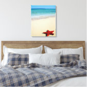 レッドスターフィッシュオンホワイトサンドビーチ キャンバスプリント (インサイチュ (寝室))