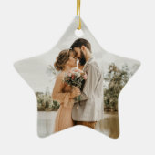 レッドスター私たちの初めてのクリスマス結婚したのメリー写真 セラミックオーナメント (裏面)