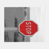 レッドストップロードのサインのミニマリスト写真ポスター フリースブランケット (正面(横))