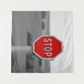 レッドストップロード・サインのミニマリスト写真 タペストリー (正面(横))