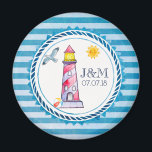 レッドストライプのウォーターカラーライ結婚トハウスズ マグネット<br><div class="desc">磁結婚石にテーマ。上に重ねストライプのた青いパターン航海のと円形の枠。 赤いストライプの灯の家とビーチの球が、笑顔の太陽と、フレームの内側にある遠く飛んでいるに沈んだ小さなカモメを持っている。自分のイニシャルと日結婚付でカスタマイズ</div>