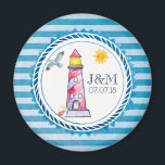 レッドストライプのウォーターカラーライ結婚トハウスズ マグネット<br><div class="desc">磁結婚石にテーマ。上に重ねストライプのた青いパターン航海のと円形の枠。 赤いストライプの灯の家とビーチの球が、笑顔の太陽と、フレームの内側にある遠く飛んでいるに沈んだ小さなカモメを持っている。自分のイニシャルと日結婚付でカスタマイズ</div>