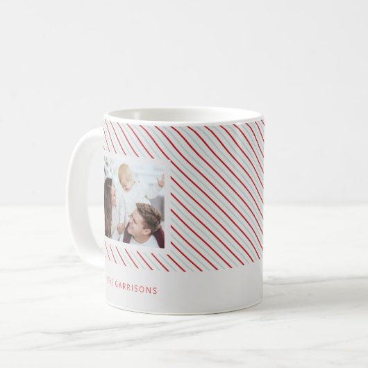 レッドストライプフェスティバルメリークリスマスのクリスマスブライトフォールディング コーヒーマグカップ (正面左)