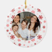 レッドスノーフレークハッピーホリデーズファミリーフォト セラミックオーナメント (裏面)