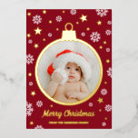 レッドスノーフレーク金ゴールドスターズメリークリスマスボーブル 箔シーズンカード<br><div class="desc">暗魅力的色の赤と金ゴールドフォイルMerry Christmasのフォトカードあなたの写真は、白い雪の結晶とレトロなフォントで金ゴールドフォイルスターに囲まれた金ゴールドフォイルボードボールの内側に。</div>