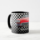 レッドスポーツの車、ホワイトネーム、B/W 市松模様に マグカップ (正面左)