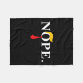 レッドタイトランプウィッグおもしろいアンチトランプギフト フリースブランケット (正面(横))