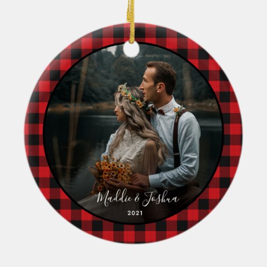 レッドトラックの初めてのクリスマス婚約した写真のプレイド セラミックオーナメント (裏面)