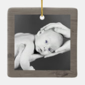 レッドトラックグレー木材ベビー1stクリスマスツリー写真 セラミックオーナメント (裏面)