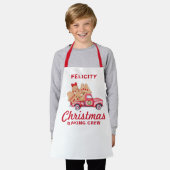 レッドトラックジンジャーブレッドクッキークリスマスベーキングクルー エプロン (着用した状態)