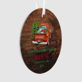 レッドトラックパインツリーズ我々の初めてのクリスマスウッド オーナメント (正面)