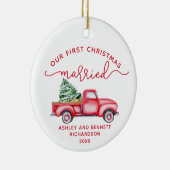 レッドトラック私たちの初めてのクリスマス結婚した写真 セラミックオーナメント (右)