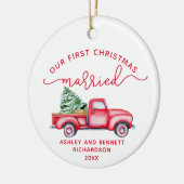 レッドトラック私たちの初めてのクリスマス結婚した写真 セラミックオーナメント (左)