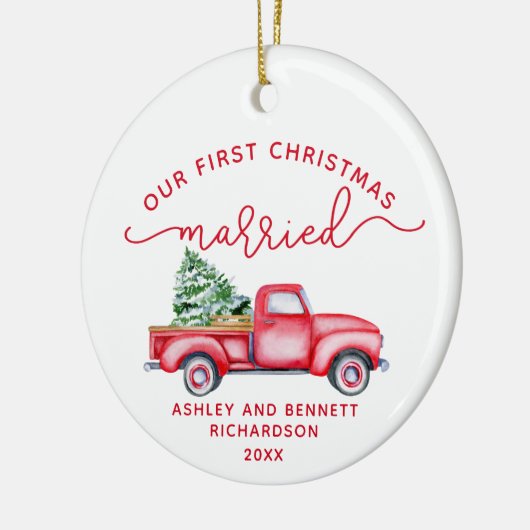 レッドトラック私たちの初めてのクリスマス結婚した写真 セラミックオーナメント (左)