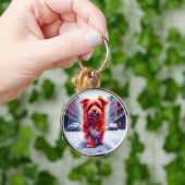 レッドドッグ歩くダウン雪の冬の通り キーホルダー (手)