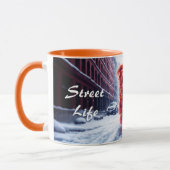 レッドドッグ歩くダウン雪の冬の通り マグカップ (左)