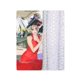 レッドドレスメタルウォールアートのモデル メタルプリント