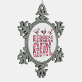 レッドネックの女の子はピンクの迷彩柄のクリスマスのオーナメントを引込めます スノーフレークピューターオーナメント (左)